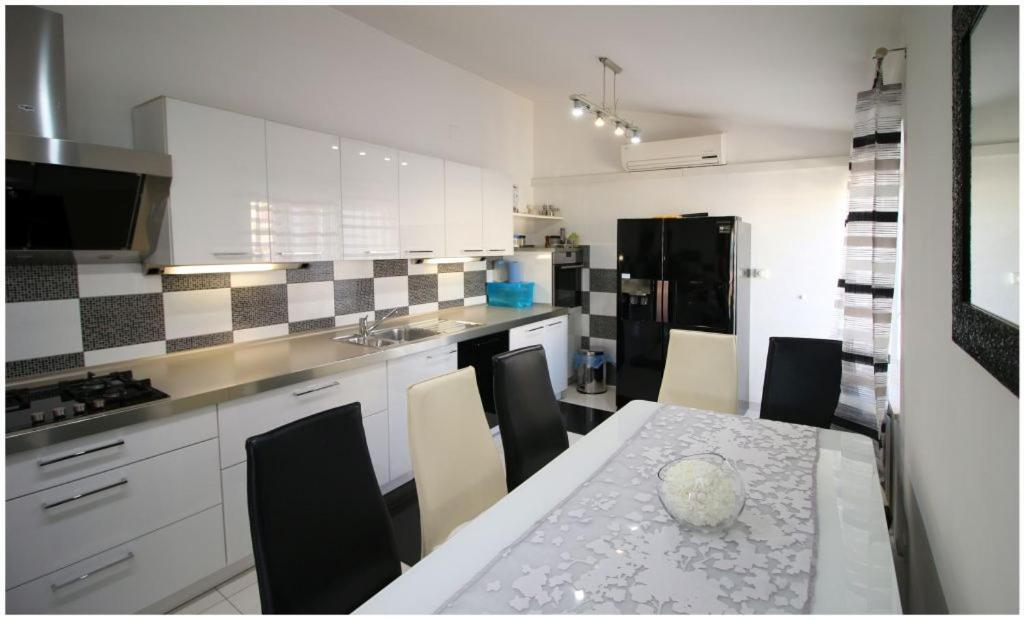 Mikelin Apartman Primošten Kültér fotó